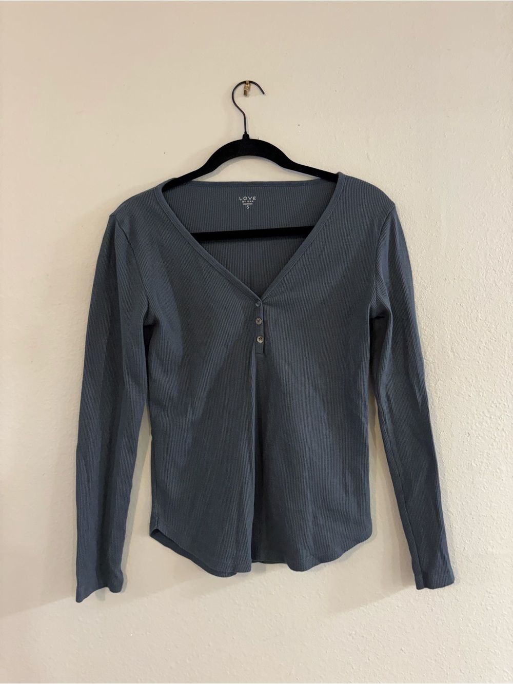 GAP LOVE Ribbed Long-Sleeve V-Neck Henley Top in Slate Blue